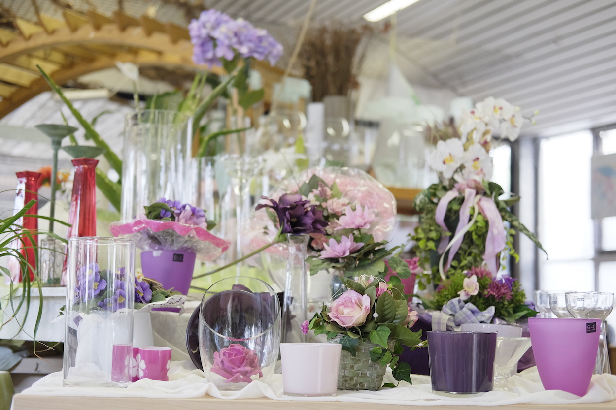Neben tausenden Pflanzen gibt es im Blumenfachhandel Roy auch viele, dazu passende Produkte, von Glasvasen hin zu Keramik.